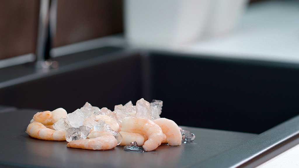 Garnelen / Shrimps liegen auf hygienischer Keramikspüle von Systemceram - Die Küchenwelt Thomas Brag in Duisburg und Bocholt